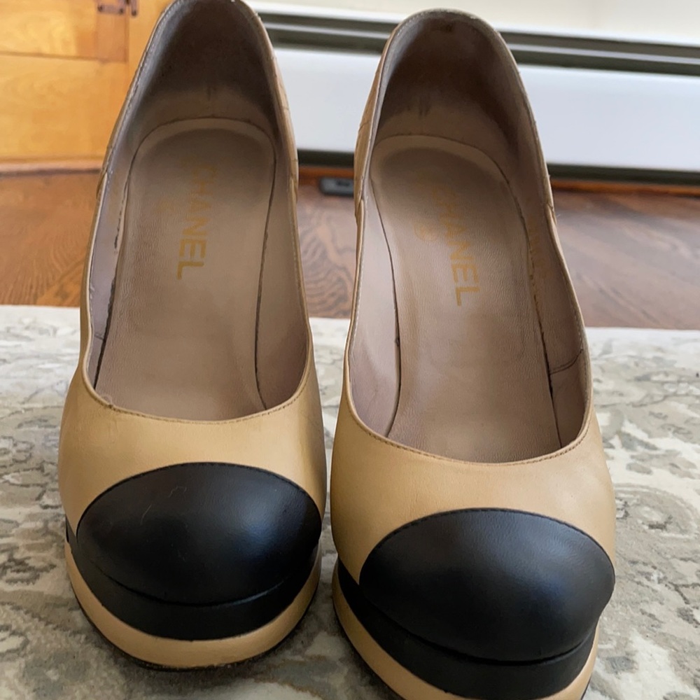 chanel heels escarpins with gold logo